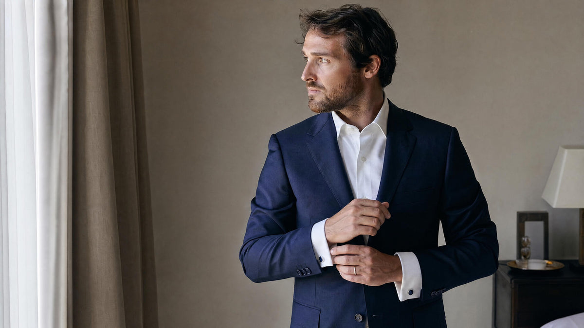 Homme en costume portant une chemise à boutons de manchette, vue lifestyle élégante. Billede