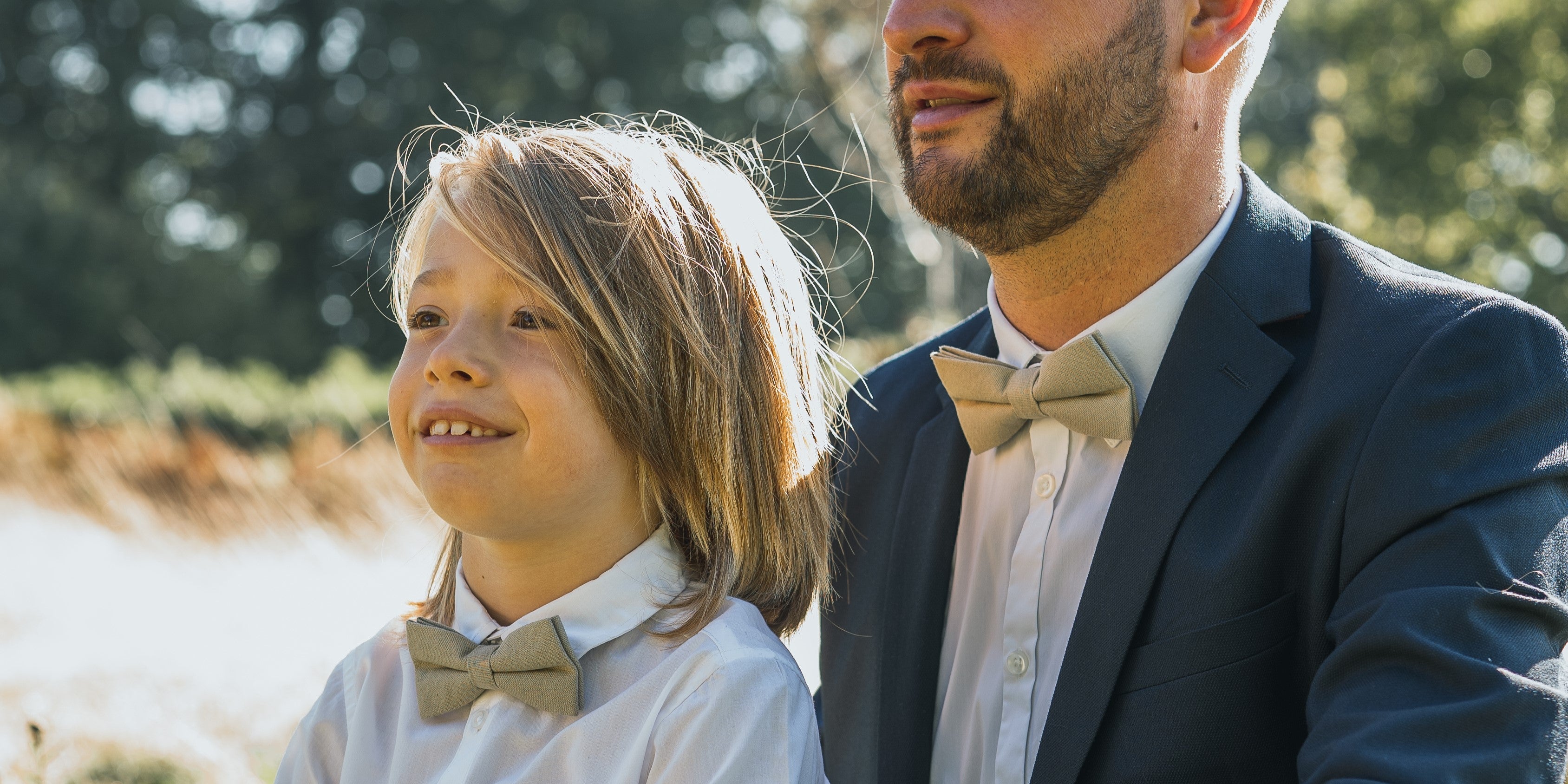 Les Accessoires de Costume pour les Mariages en Plein Air : Guide Estival Billede