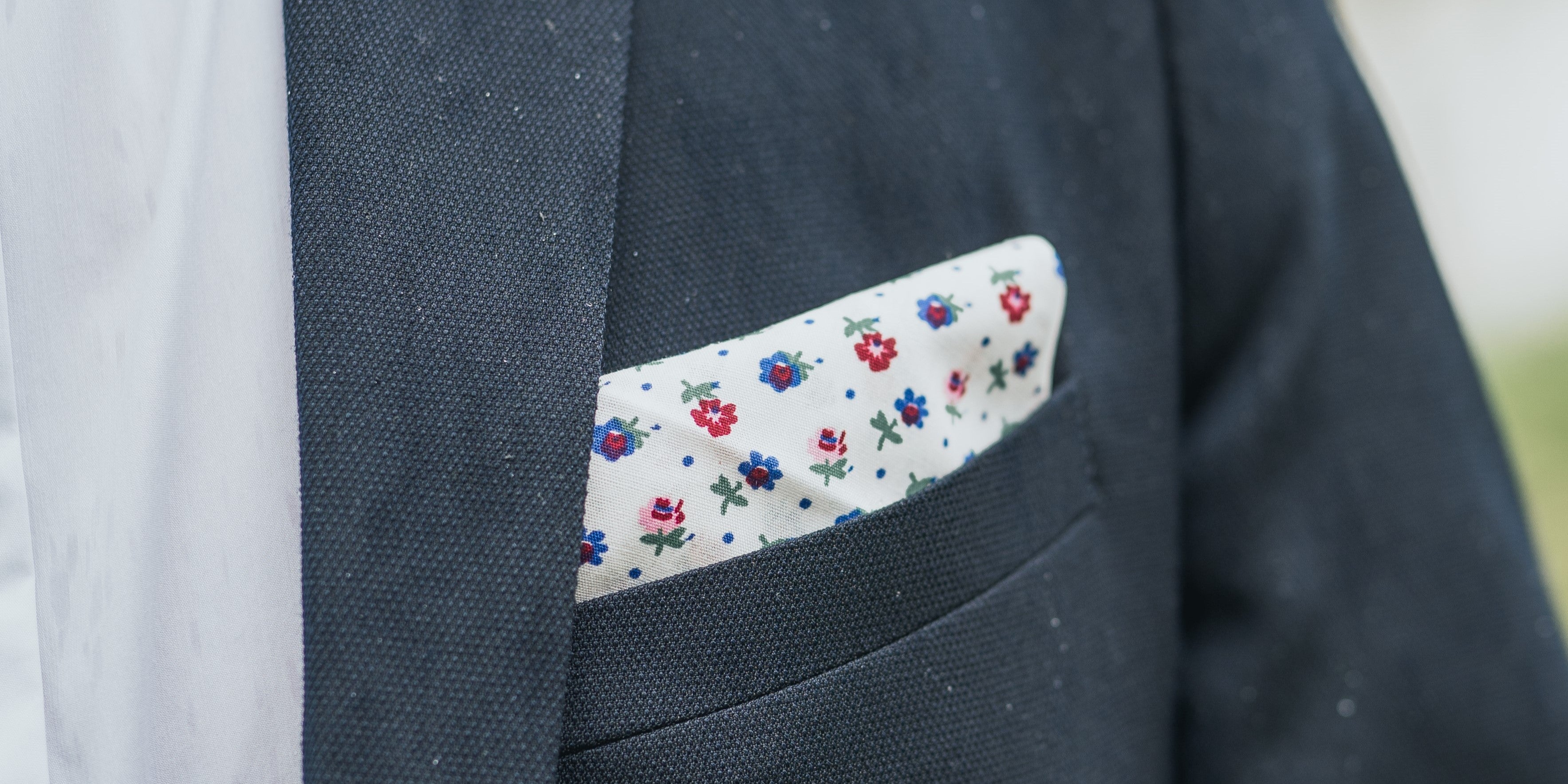 Guide complet : Comment parfaitement mettre une pochette de costume Billede